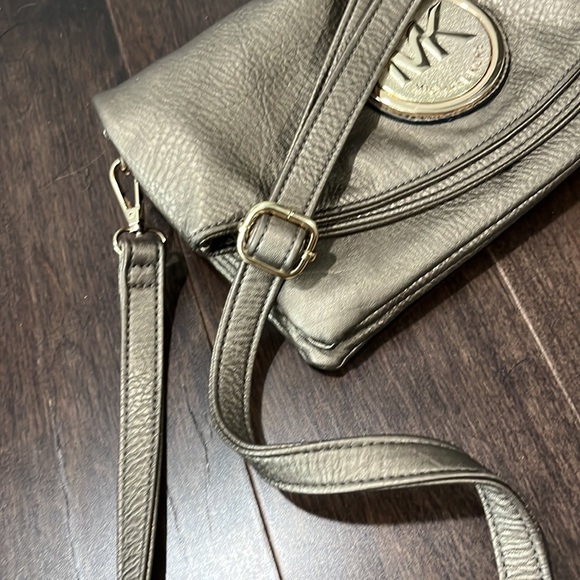 Womens bronze gold adjustable strap handbag with flap closure. - Picture 12 of 12